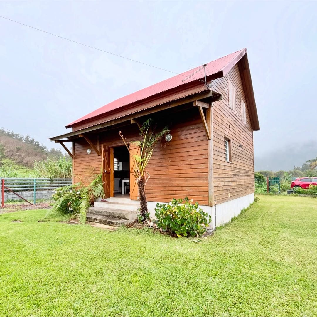 Le Chalet Enchanté, chalet en bois au toit rouge dans la brume de la Plaine-des-Palmistes