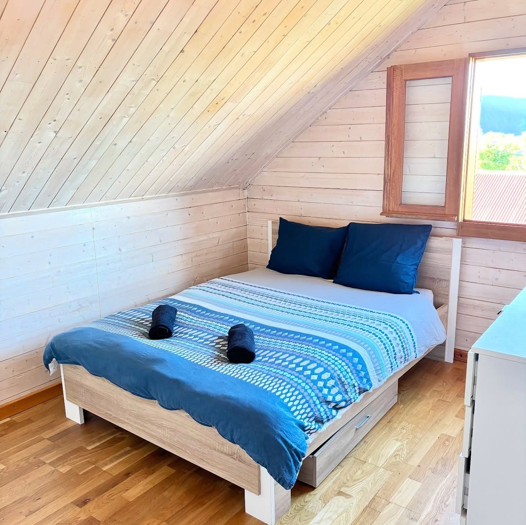 Chambre sous les combles, coussins bleu marine