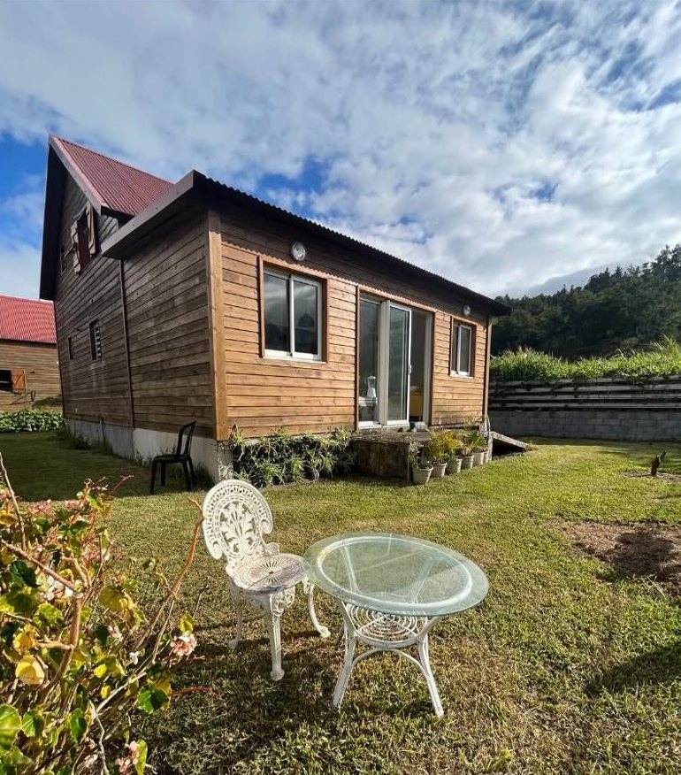 Le Chalet Doux Refuge, petit chalet en bois avec salon de jardin